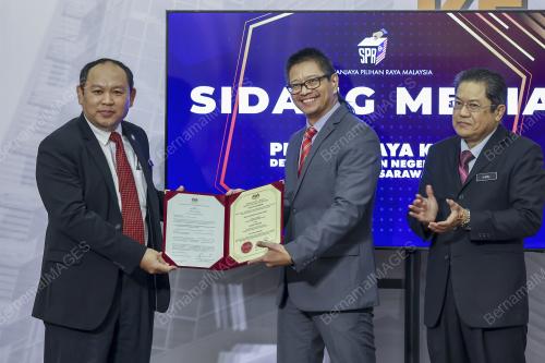 DR AZMI SHAROM