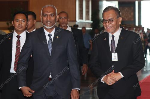 DR MOHAMED MUIZZU