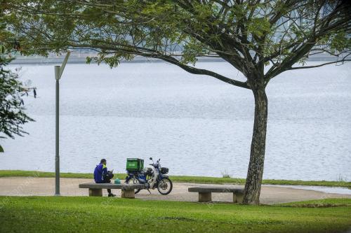 PENGHANTAR MAKANAN BEREHAT TEPI TASIK