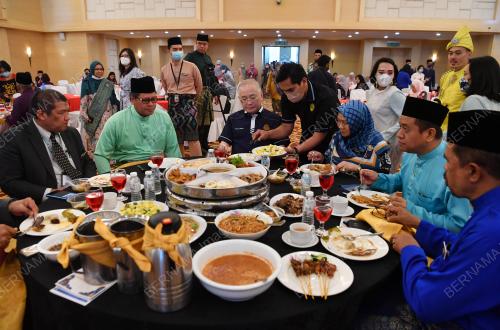 DATUK SERI DR WEE KA SIONG