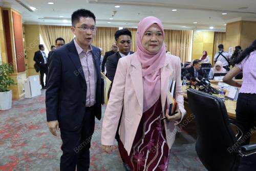 FADHLINA SIDEK