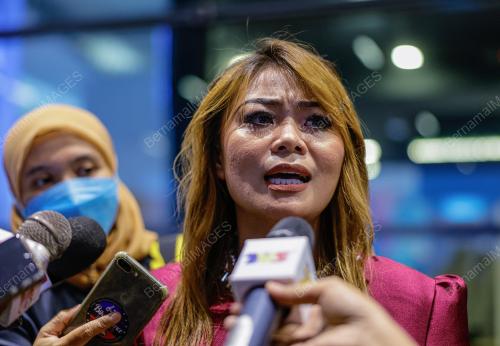 PASANGAN TERKANDAS DI MEKAH PULANG