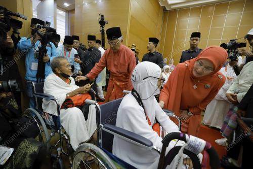 AL-SULTAN ABDULLAH RI'AYATUDDIN AL-MUSTAFA BILLAH SHAH