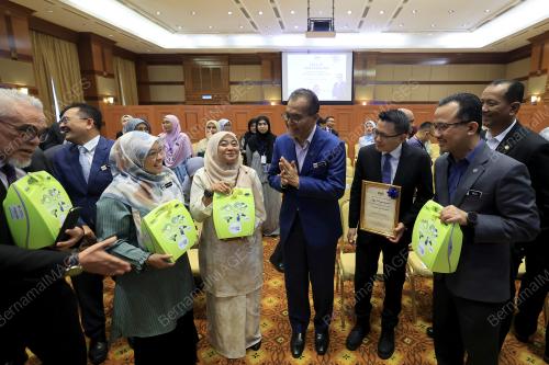DATUK SERI DR DZULKEFLY AHMAD