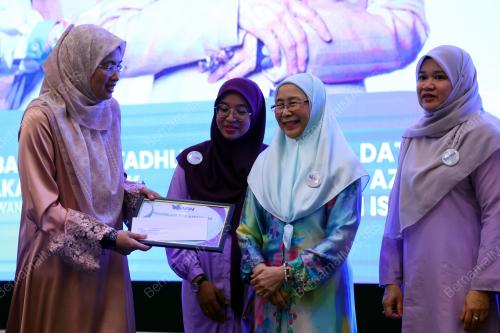 DATUK SERI DR WAN AZIZAH WAN ISMAIL