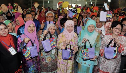 PTJ03_09042016_MENJAHIT