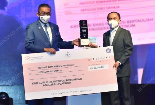 DATUK SERI TAKIYUDDIN HASSAN