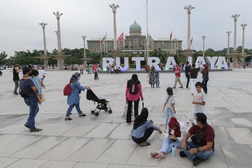 KELUARGA MALAYSIA BERIADAH DI DATARAN PUTRA