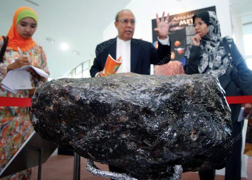 PAMERAN BATU BATUAN PELIK