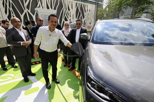 NIK NAZMI NIK AHMAD