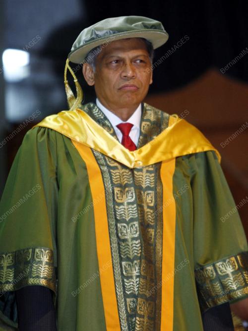 DR SURIN PITSUWAN