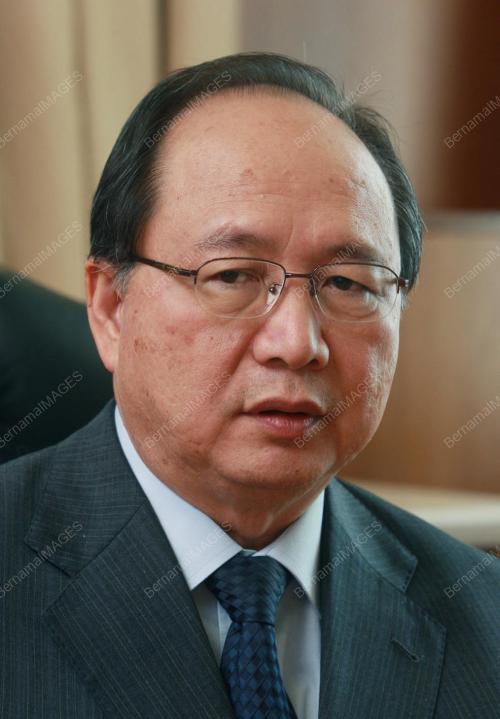BERNARD DOMPOK