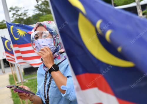 PEMAKAIAN PELINDUNG MUKA
