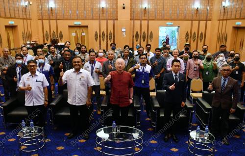 DATUK SERI DR WEE KA SIONG