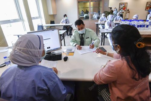PETUGAS BARISAN HADAPAN TERIMA VAKSIN