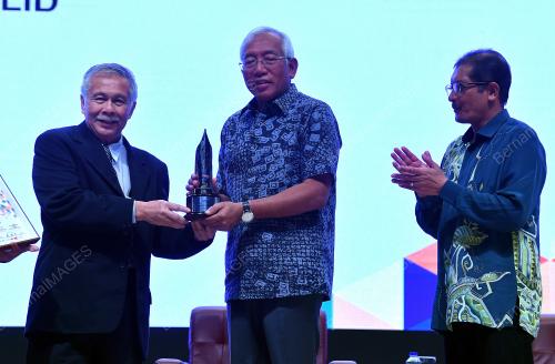 DATUK SERI MAHDZIR KHALID