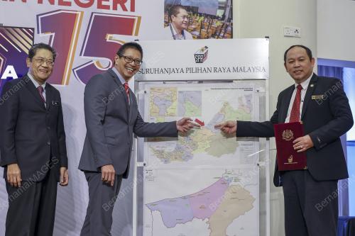 DR AZMI SHAROM