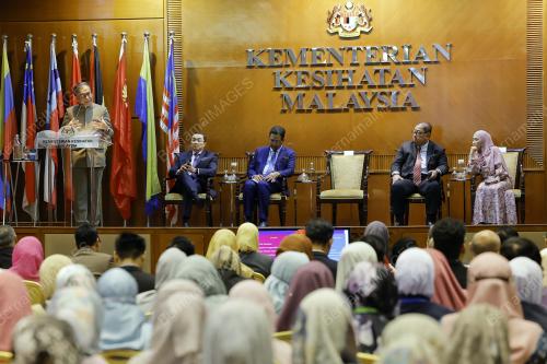 DATUK SERI DR DZULKEFLY AHMAD