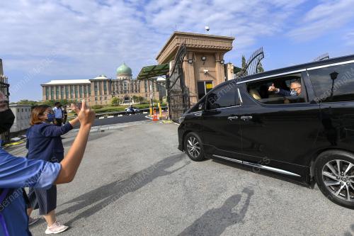 DATUK SERI ISMAIL SABRI YAAKOB