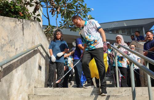 DATUK SERI DR DZULKEFLY AHMAD