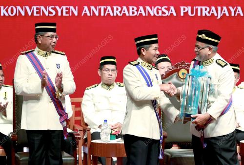 TAN SRI MOHD SIDEK HASSAN