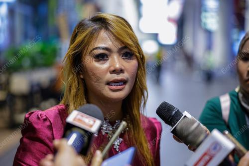 PASANGAN TERKANDAS DI MEKAH PULANG