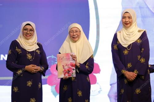 DATUK SERI DR WAN AZIZAH WAN ISMAIL