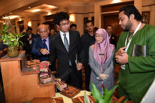 DATUK SERI DR WAN AZIZAH WAN ISMAIL