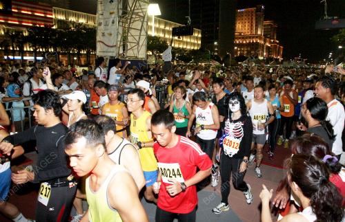 PESERTA LARIAN PUTRAJAYA NIGHT MARATHON