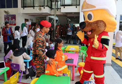PUSAT PEMBELAJARAN KEBOMBAAN KOMUNITI
