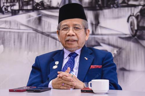 SENATOR DATUK SERI PROFESOR DR AWANG SARIYAN