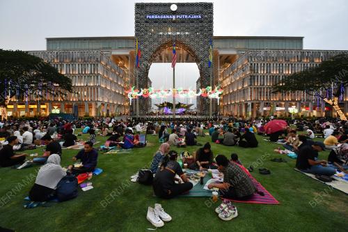 BERBUKA PUASA DI DATARAN PUTRAJAYA