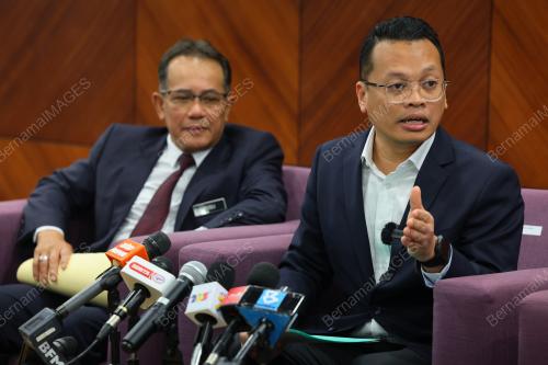 NIK NAZMI NIK AHMAD