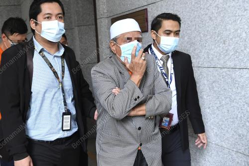 TIGA INDIVIDU TERMASUK DATUK DIREMAN