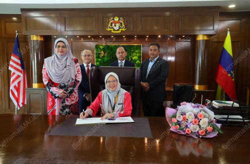DR ZALIHA MUSTAFA