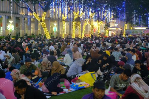 BERBUKA PUASA DI LAMAN IFTAR