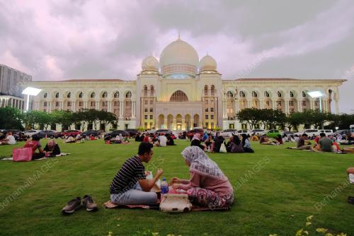 BERBUKA DI DATARAN PUTRAJAYA