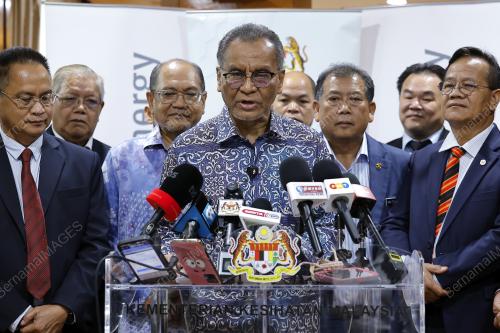 DATUK SERI DR DZULKEFLY AHMAD