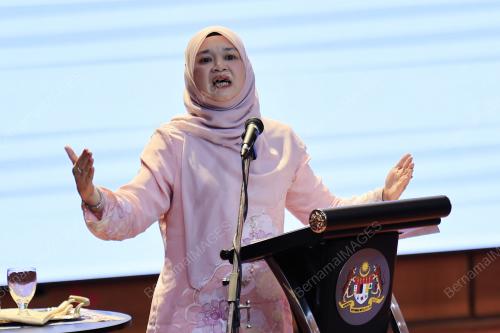 FADHLINA SIDEK