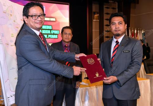 DR AZMI SHAROM