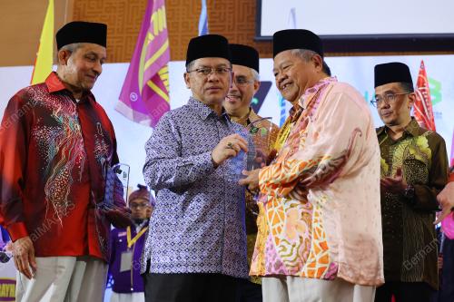 SENATOR DATUK DR MOHD NA'IM MOKHTAR