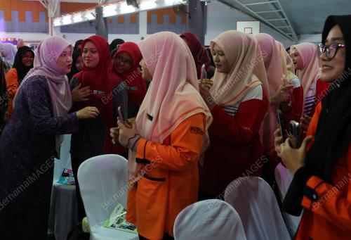 FADHLINA SIDEK