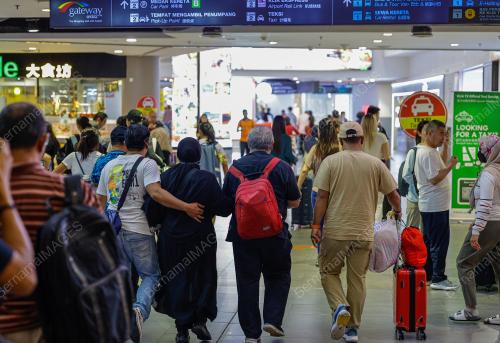 PASANGAN TERKANDAS DI MEKAH PULANG