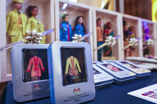 KLN TERIMA BUSANA TRADISIONAL MALAYSIA