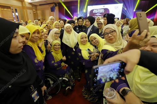 DATUK SERI DR WAN AZIZAH WAN ISMAIL