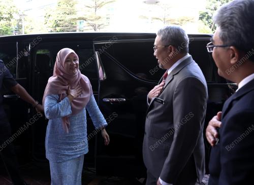 FADHLINA SIDEK