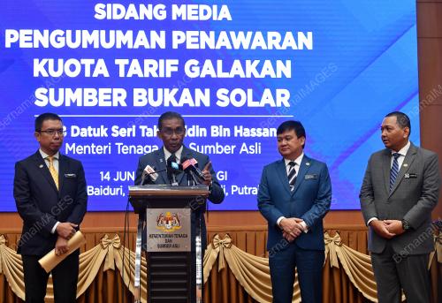 DATUK SERI TAKIYUDDIN HASSAN