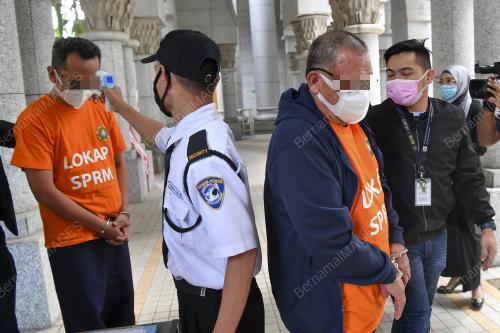 DUA INDIVIDU BERGELAR DATUK DIREMAN