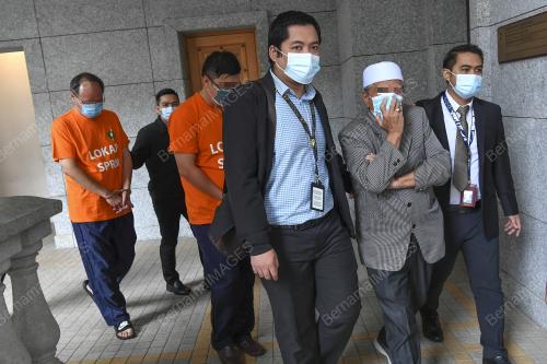 TIGA INDIVIDU TERMASUK DATUK DIREMAN