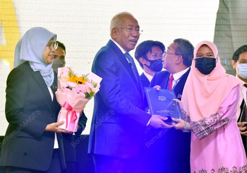 DATUK SERI MAHDZIR KHALID